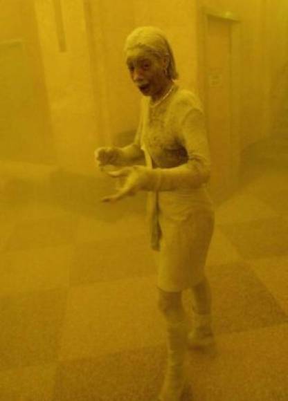 'Dust lady', está imagen de una mujer cubierta de polvo luego de que se derrumbaran las torres gemelas, se convirtió en una de las más icónicas de los atentados.