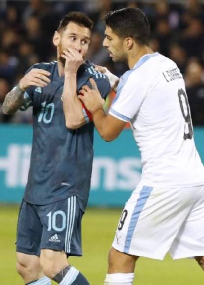Luis Suárez tuvo que intervenir y se encargó de separar a Messi de Cavani. El argentino le expresó su molestia a su compañero del FC Barcelona.