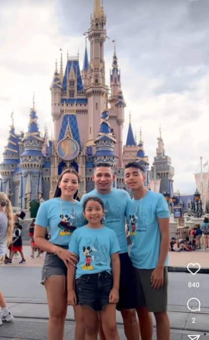 Emilio Izaguirre llevó a su familia a disfrutar del parque de Disney. 