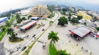 En las gasolineras sampedranas los precios de los combustibles siguen registrando bajas. Foto drone: Yoseph Amaya.