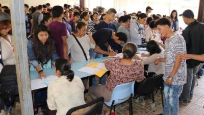 Centenares de padres hicieron largas filas el viernes para matricular a sus hijos en el instituto Perla del Ulúa. Foto: Efraín Molina
