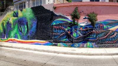 Una explosión de colores. Eso es lo que se topa el viajero al subir por cerros de Valparaíso.