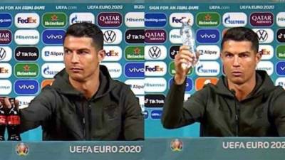 CR7 retiró de la mesa un par de gaseosas de una famosa marca y tomó una botella de agua.