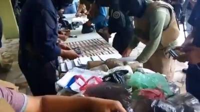 Armas y droga decomisadas.