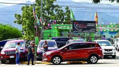 En el barrio La Granja se halla este autolote, adonde se venden y cambian carros. Foto: Franklin Muñoz.