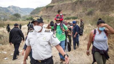 La policía guatemalteca disuelve el 18 de enero de 2021 una caravana migrante de miles de personas, que bloqueaba la carretera de Vado Hondo, Chiquimula. EFE