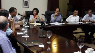 La directora de la DEI, Miriam Guzmán, escuchó y respondió inquietudes a los empresarios de la zona norte ayer en la CCIC.