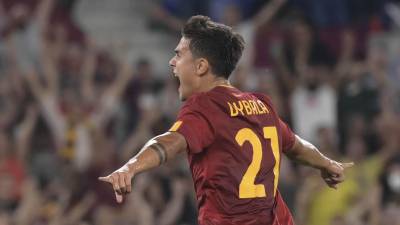 Paulo Dybala celebrando uno de los dos goles que anotó este día con la Roma.