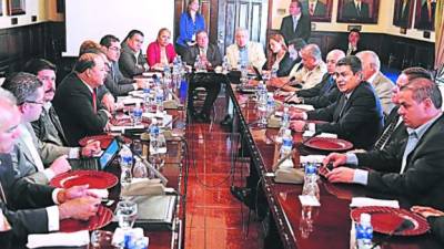 Los miembros del Consejo Nacional de Defensa y Seguridad se reunieron para buscar acciones y combatir la delincuencia que aqueja a los hondureños.