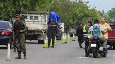 Policías militares y de tránsito durante los operativos de ayer. Foto: Cristina Santos