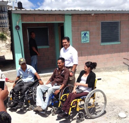 En visita sopresa Presidente entrega viviendas en Copán
