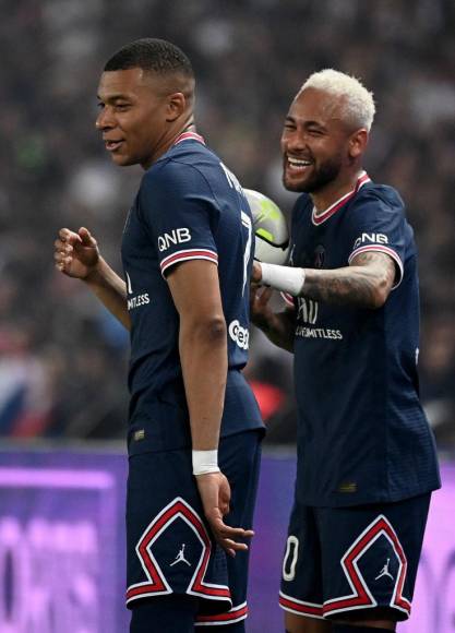 Neymar se dio el tiempo hasta de bromear con Mbappé en pleno partido.