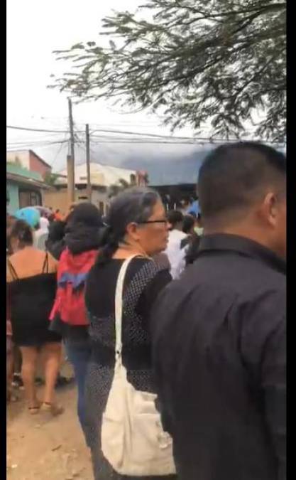 Las dos familiares fueron enterradas este lunes en Catacamas ante una multitud de personas que no daban crédito a sus viles asesinatos.