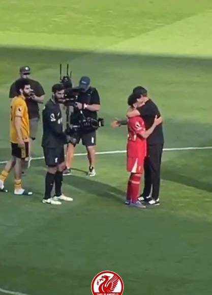 El abrazo de Klopp con Mohammed Salah tras el triunfo del Liverpool sobre el Wolves en el cierre de la Premier League. 