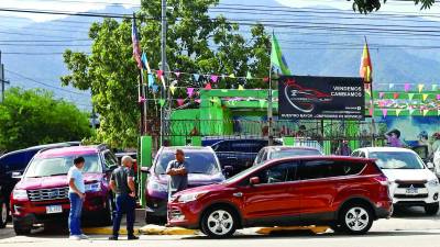 En el barrio La Granja se halla este autolote, adonde se venden y cambian carros. Foto: Franklin Muñoz.
