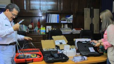 La gerente de Dima, Cristy Raudales, hace una demostración de cómo funciona el nuevo equipo. Foto: Cristina Santos.