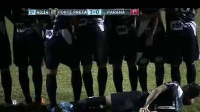 Jugares del Ponte Preta de Brasil estrenaron un nuevo estilo de barrera al colocar un jugador en el suelo.