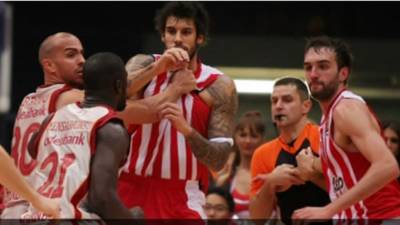 En la lucha por el rebote de un tiro libre, Begic le soltó el codo a Mensah-bonsu.