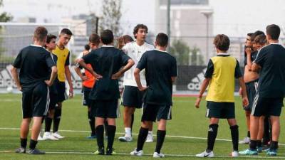 Raúl González llegó al Real Madrid con la consigna de trabajar en el proyecto de las divisiones menores. Desde que el exdelantero asumió la dirección técnica del Real Madrid Castilla las reglas cambiaron y hoy han sido reveladas por el Diario Marca de España.