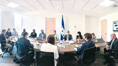 El mandatario Juan Orlando Hernández, miembros del Gabinete y los representantes del FMI.