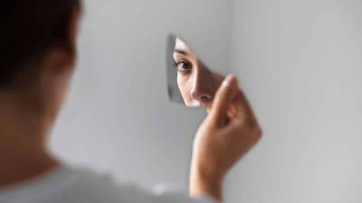 La autoestima es el conjunto de creencias, emociones, percepciones y pensamientos que tenemos sobre nosotros mismos. Esta valoración se basa en nuestras propias experiencias, en nuestros éxitos y fracasos, en lo que nos dicen o percibimos de los demás, en la educación que hemos recibido.