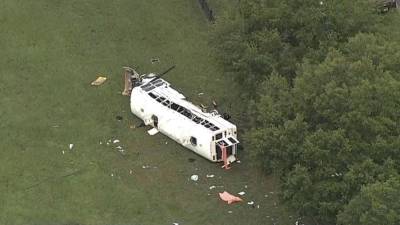 Al menos ocho personas murieron y más de 40 fueron hospitalizadas este martes tras un accidente que involucró un autobús que transportaba a trabajadores agrícolas en el condado Marion (Florida-EE.UU.), según informó la Patrulla de Caminos estatal.