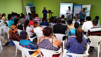 Lucy Zaldívar, presidenta de la Asociación de Sordos de Honduras en la zona norte, exponiendo ayer en Teletón apoyada de su interprete Tania Marcia.