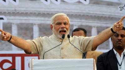 El candidato del Bharatiya Janata Party, Narendra Modi saludo a sus simpatizantes en la sede del partido en Gandhinagar.