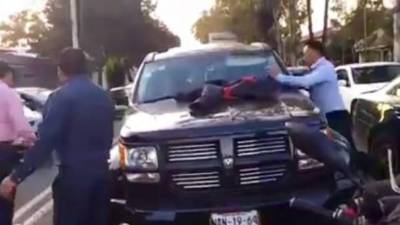 El sujeto descubrió la infidelidad de su pareja y su reacción fue publicada en redes.