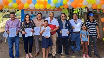 Fredy Arita, alcalde de San Jerónimo; Brenda Leiva, alcaldesa de San Antonio; Mauro Díaz alcalde de Dolores; Rember Cuestas, alcalde de Florida; Ricardo Domínguez, miembro de Club Rotario; Osmar Cáceres cordinador de Visión Mundial en occidente y representantes de juntas de agua firmaron un convenio de cooperación para ejecutar proyectos de agua y saneamiento este año.