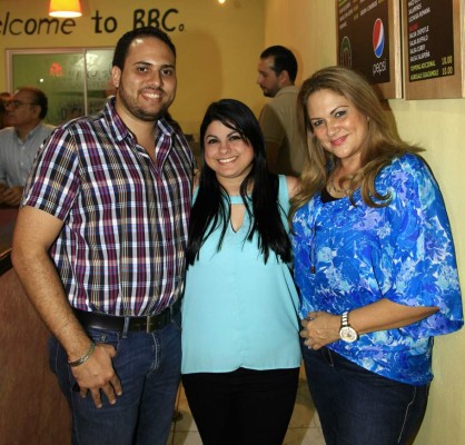 Ronald Castillo, Aura Mendoza y Maritza Becker.