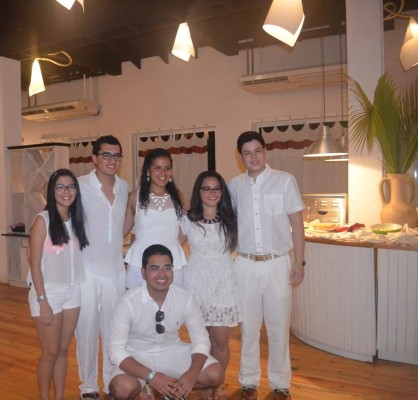 Estudiantes disfrutan viaje de despedida en Roatán