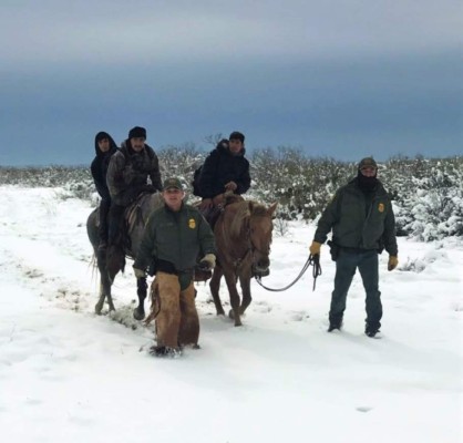 Rescata a 14 inmigrantes atrapados en la nieve en Texas