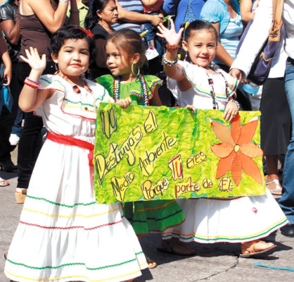 Irradiando ternura inician fiesta cívica en el país