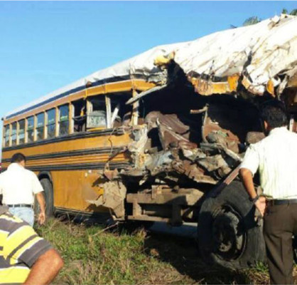 Un muerto y 15 heridos deja choque de rastra y bus en Olanchito, Yoro