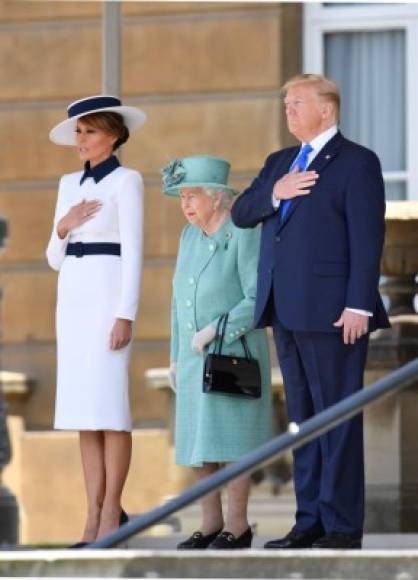 Melania ha recibido los aplausos de los críticos de modas por el acertado look que eligió para su primer evento público en Londres.