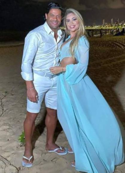 El delantero brasileño Hulk decidió casarse con la bella joven Camila Angelo, quien es sobrina de su exmujer.
