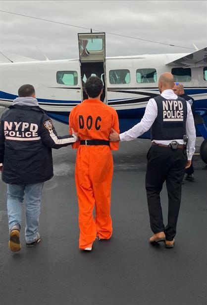 El Departamento de Policía de Nueva York (NYPD) divulgó una imagen de Mangione siendo trasladado por agentes a un avión con destino a Nueva York, este jueves en Pensilvania.