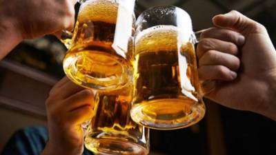 El invitado se moletó porque le negaron una cerveza.