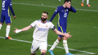 Karim Benzema se destapó con hat-trick en Stamford Bridge.