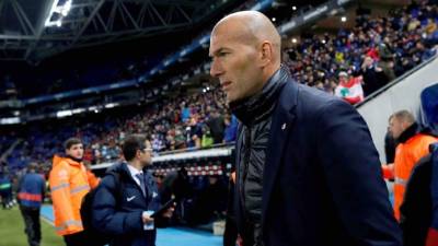 (FILES) In this file photo taken on May 07, 2006 Real Madrid's Zinedine Zidane waves to supporters following his last match for Real against Villarreal at the Santiago Bernabeu stadium in Madrid.Real Madrid coach Zinedine Zidane said on May 31, 2018 he was leaving the Spanish giants, just days after winning the Champions League for the third year in a row. / AFP PHOTO / PHILIPPE DESMAZES
