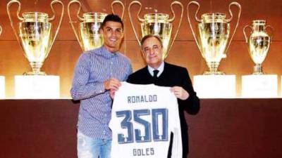 Florentino Pérez y Cristiano posando con la camiseta de los 350 goles.