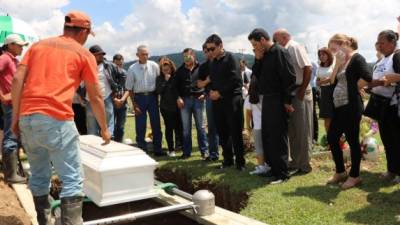 Entre el llanto y pesar, familiares de la pequeña sepultaron sus restos en un cementerio privado de El Progreso.