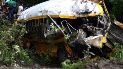 Un vocero del Cuerpo de Bomberos informó que un bus del servicio rapidito volcó en la carretera entre La Entrada y Chalmeca. Foto Archivo.