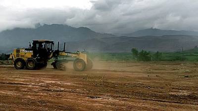 Con maquinaria pesada se remueve tierra y maleza.