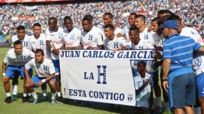 Los seleccionados posaron con la pancarta que tenía la leyenda de apoyo al jugador que lucha por su vida en Inglaterra.
