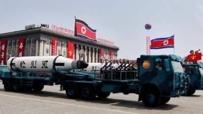 Un vehículo militar con dos misiles a bordo participa en un desfile por la festividad del Día del Sol en la plaza Kim Il Sung, en Pionyang (Corea del Norte). EFE/Archivo