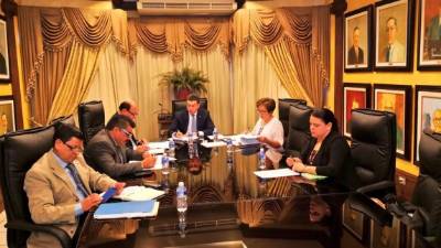 Rolando Argueta, magistrado de la Corte Suprema de Justicia, en reunión con los miembros de la junta de proponentes.