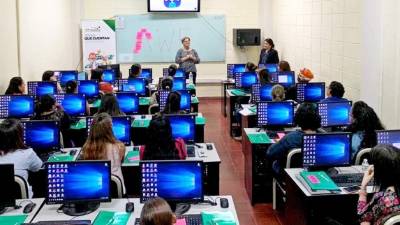 Estudiantes en formación en el centro de emprendimiento UTH Avanza .