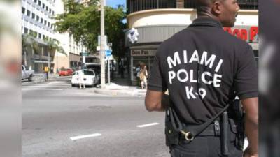 La pareja encontrada en el vehículo fue acusada por los delitos de 'conducta obscena y lasciva contra una menor', entre otros cargos. Foto / EFE Archivo